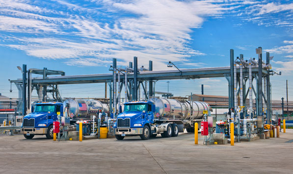 Camiones cisterna en terminal de despacho de combustible